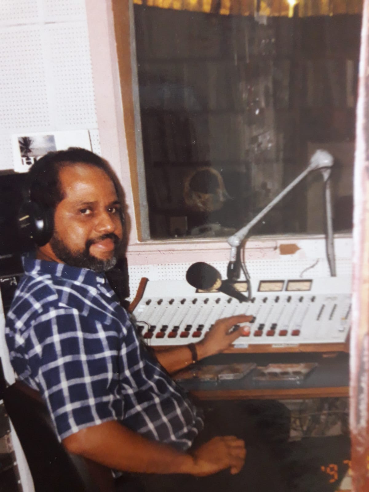 Omar Guerrero en la cabina de radio